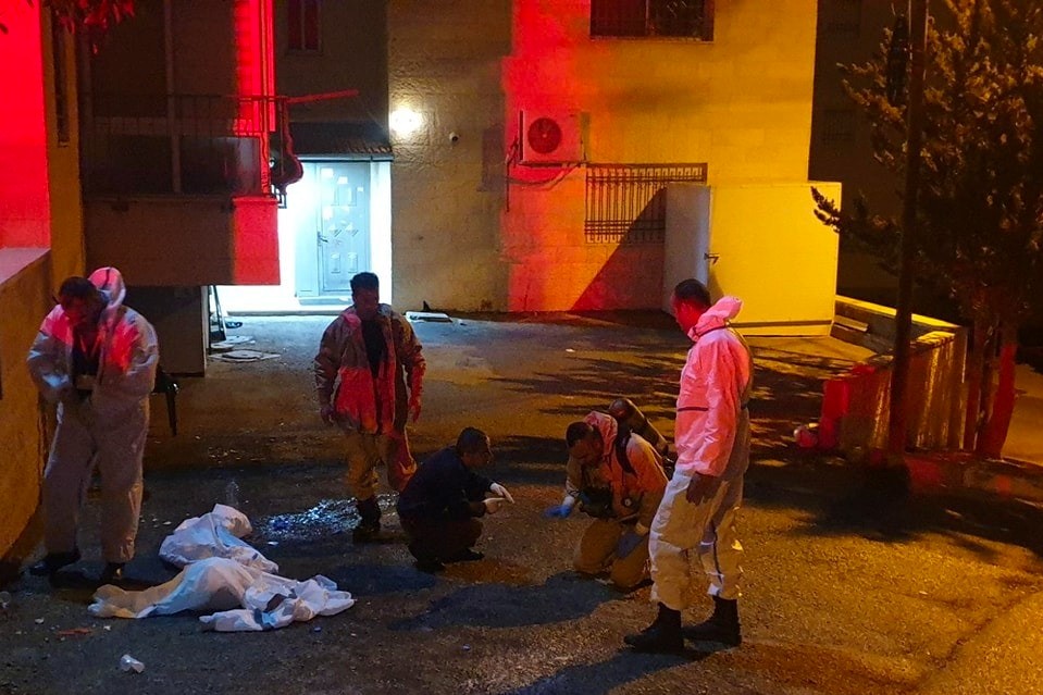 طواقم الدفاع المدني ووزارة الصحة تعمل على تخفيف تركيز الغازات السامة التي انتشرت في إسكان بمدينة بيت ساحور